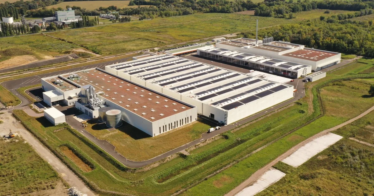 In zwei Jahren auf einem „schlüsselfertigen“ Grundstück für 100 Millionen Euro gebaut, hat die erste Fabrik in Frankreich der deutschen Gruppe Bauder ihre Produktion gestartet