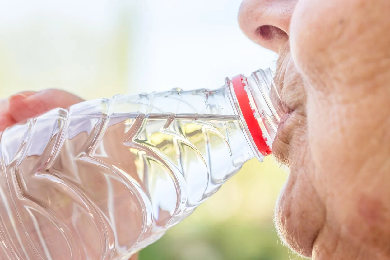 Warum immer mehr Senioren diesen Winter eine einfache Plastikflasche in ihrem Garten stehen lassen